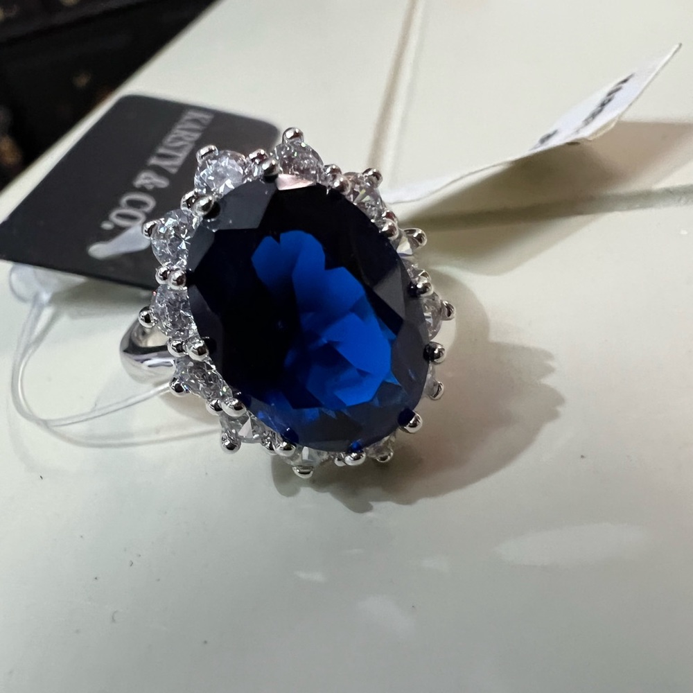 Gorgeous ring. NWT. Fine vintage style. Very chic.
